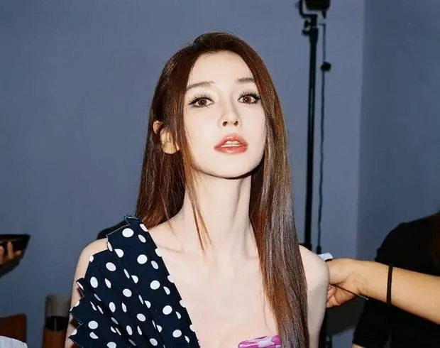 杨颖抬眸望向前方,妆容精致。