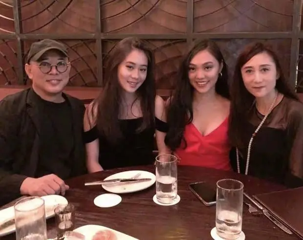 李连杰、利智一家人昔日合影。