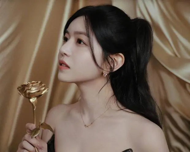 陈妍希露出柔美侧颜，十分迷人。