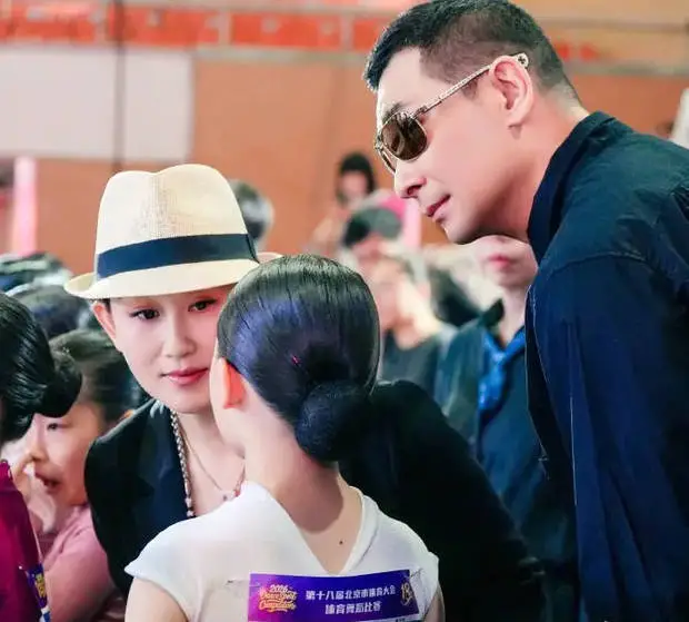 赵文卓和妻子一起陪女儿参加比赛。