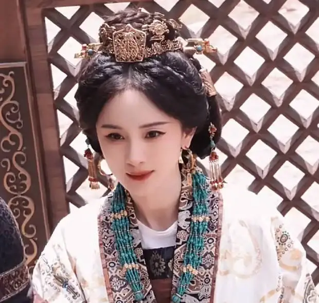 杨幂盘发造型让人眼前一亮。