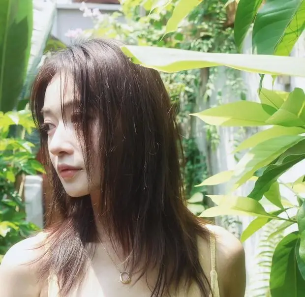 吴谨言侧脸清冷。