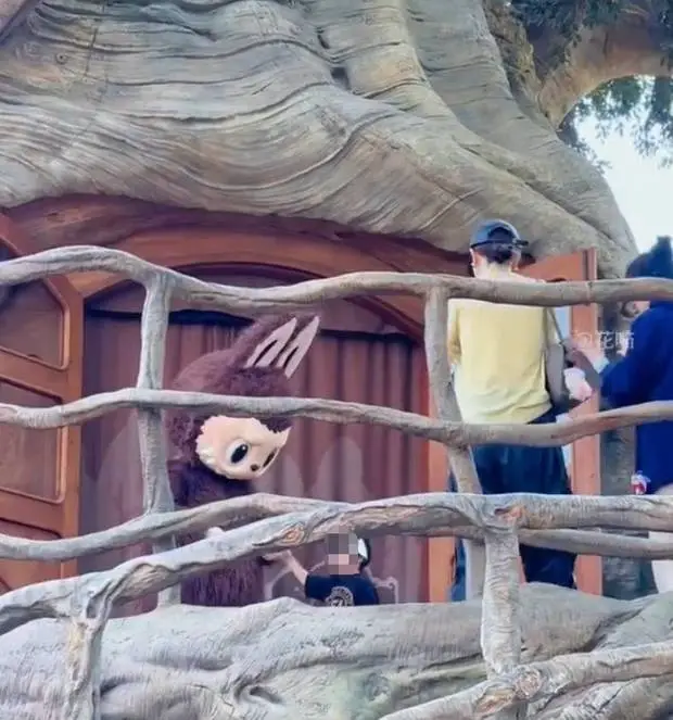 戚薇带着Seven和labubu合影。