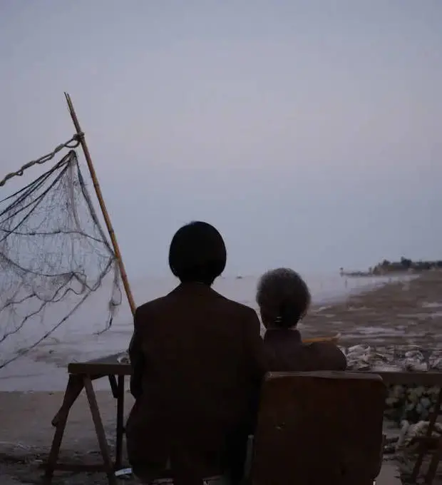 赵丽颖与吴彦姝相依望向海面。