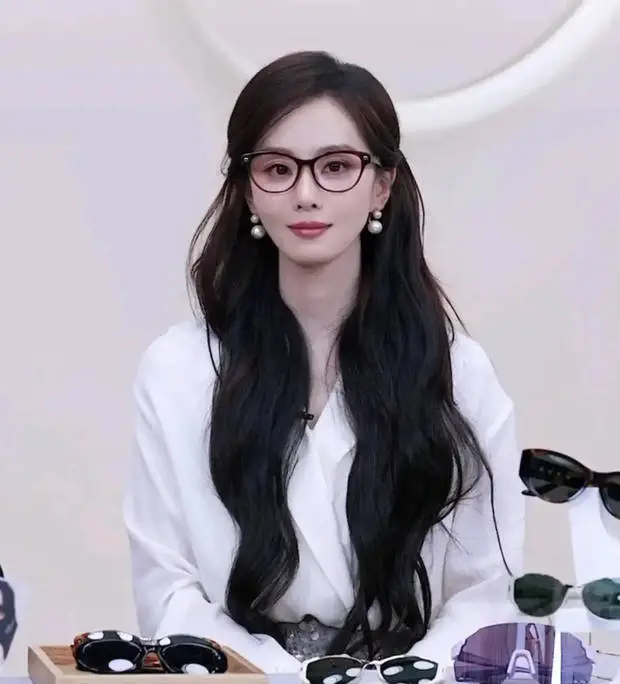 刘诗诗戴红框眼镜知性灵动。