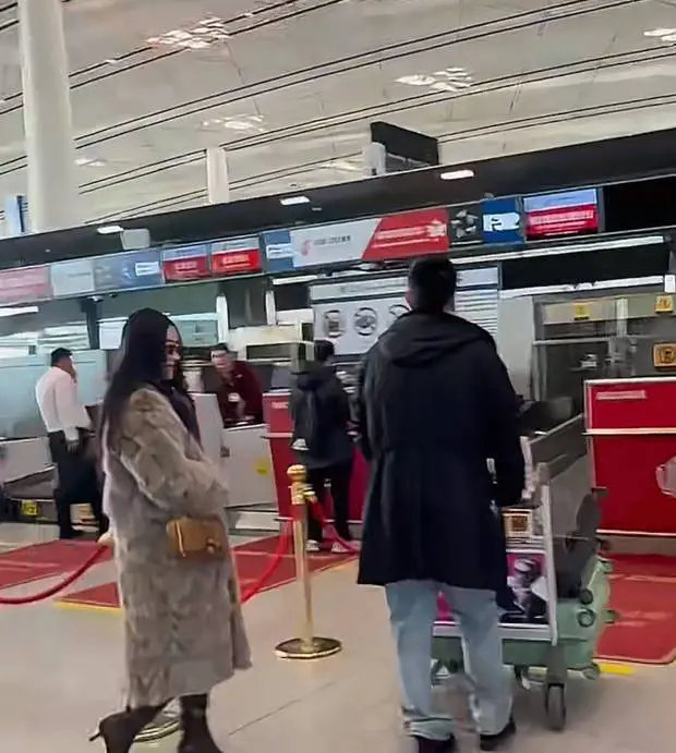 搜狐娱乐讯 近日，杜江霍思燕夫妇出游，机场被偶遇，恩爱甜蜜。