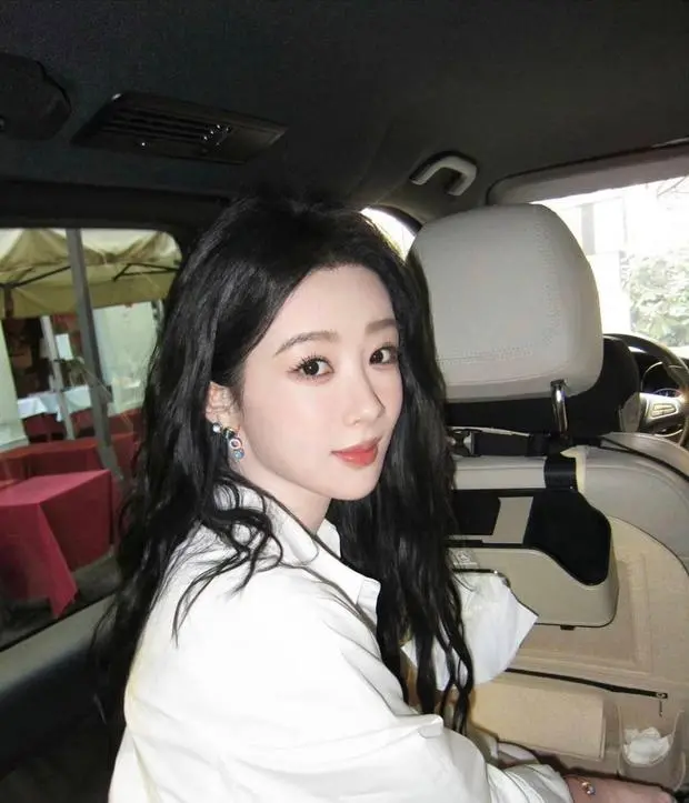 杨紫随性慵懒。