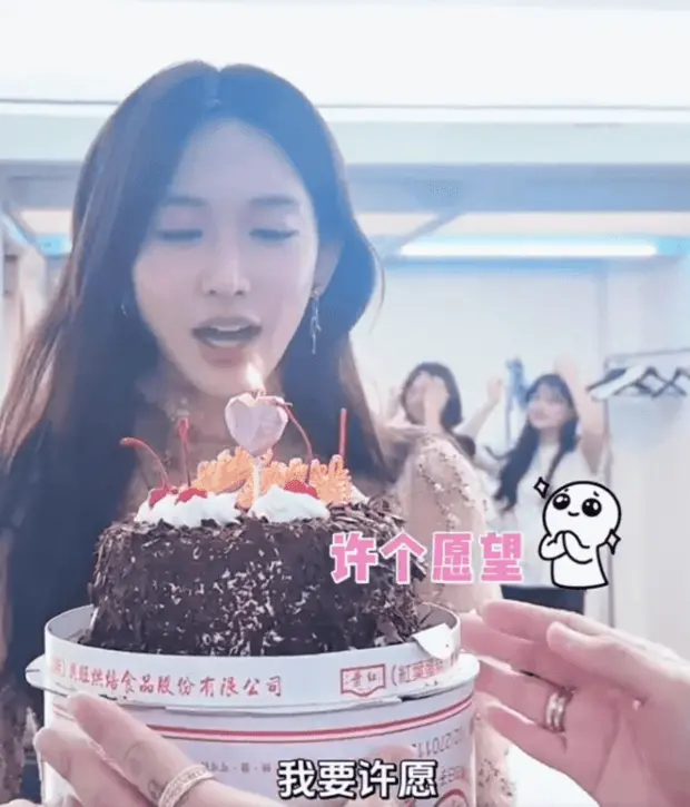 搜狐娱乐讯 12月3日，林志玲分享自己的51岁生日花絮，视频里林志玲收到工作人员送的蛋糕，眼含热泪，楚楚动人。