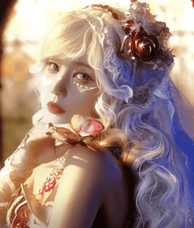 搜狐娱乐讯 近日，李一桐白玫瑰造型释出，蕾丝配红玫瑰甜艳氛围感拉满。