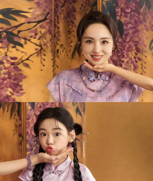 董璇和女儿交换拖着对方的脸颊。