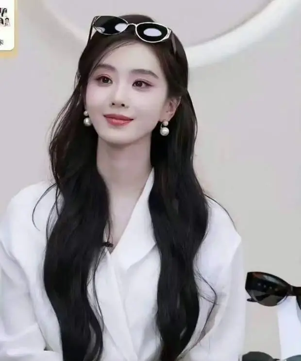 刘诗诗顶墨镜，白衫造型优雅时髦。