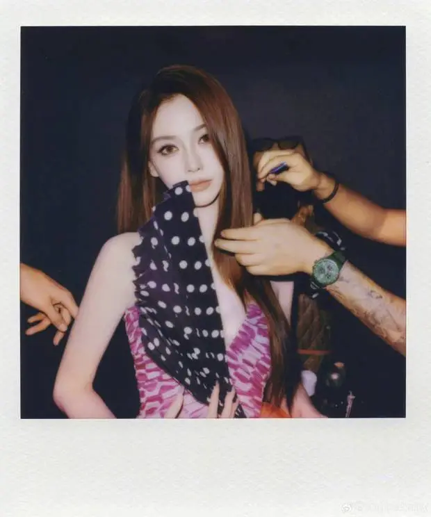 搜狐娱乐讯 近日,杨颖晒出一组后台花絮照,紫粉撞色礼服搭配精致顺发,明艳清冷超吸睛。