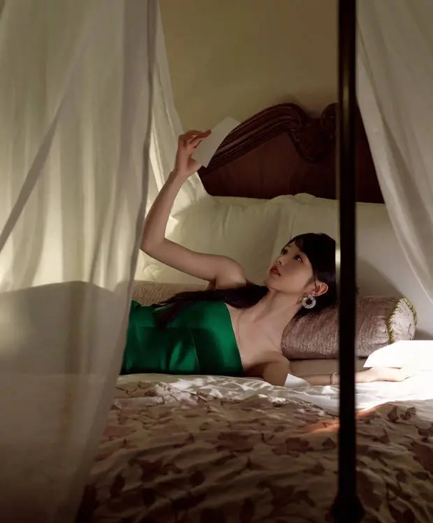 田曦薇展现天鹅颈。