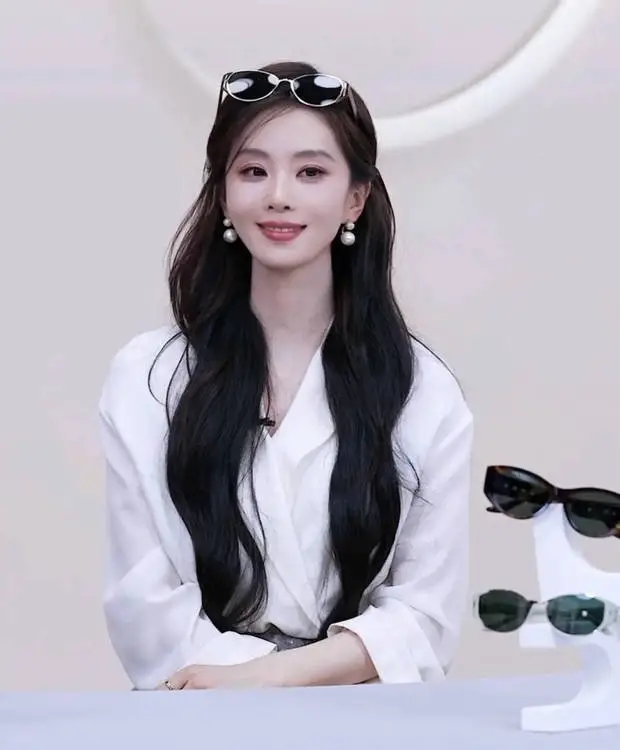 搜狐娱乐讯 近日，刘诗诗亮相活动。她换多副眼镜搭配白衫黑卷发，造型知性又时髦，气质出众。