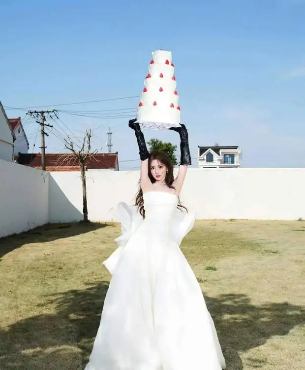 毛晓彤举多层蛋糕，甜酷反差感拉满。