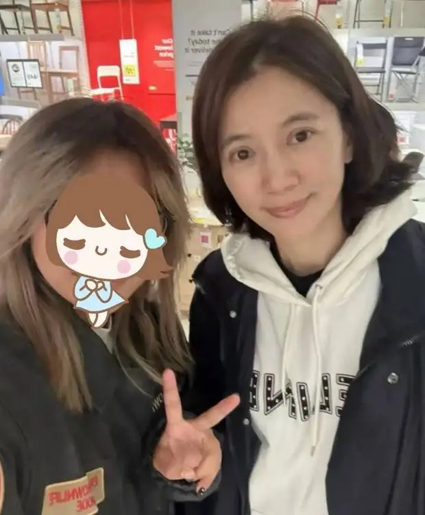 袁咏仪披散着黑色短发，随性利落。