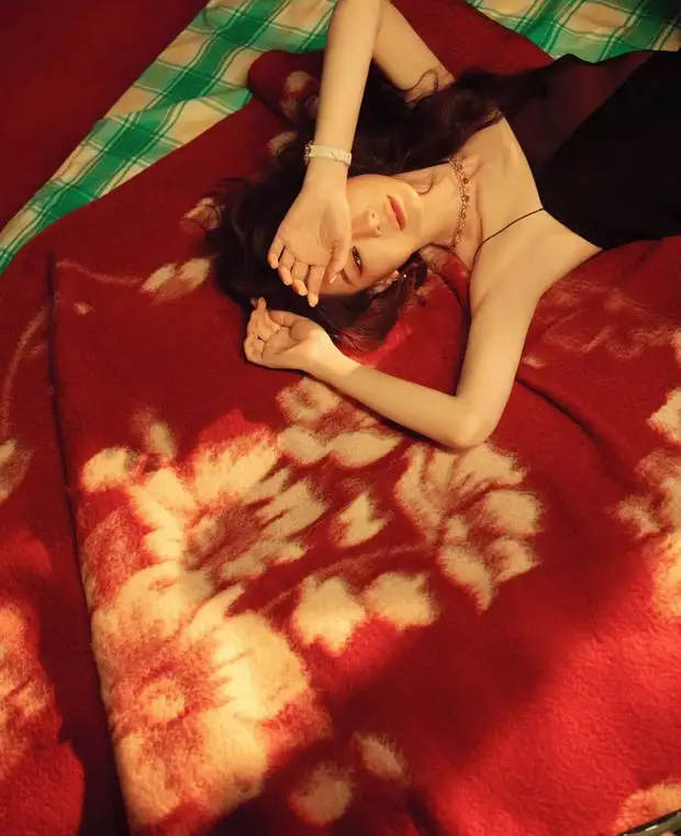 戚薇抬手遮眼慵懒又撩人。