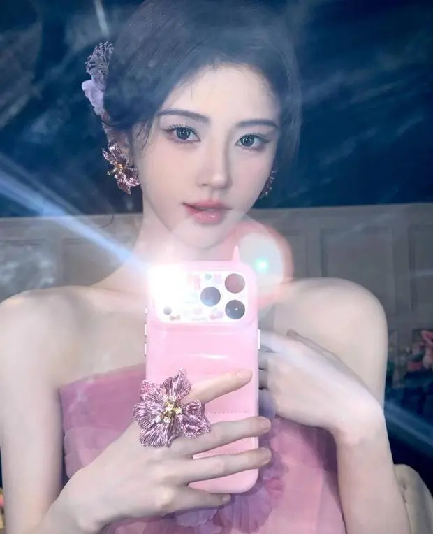 鞠婧祎五官精致。