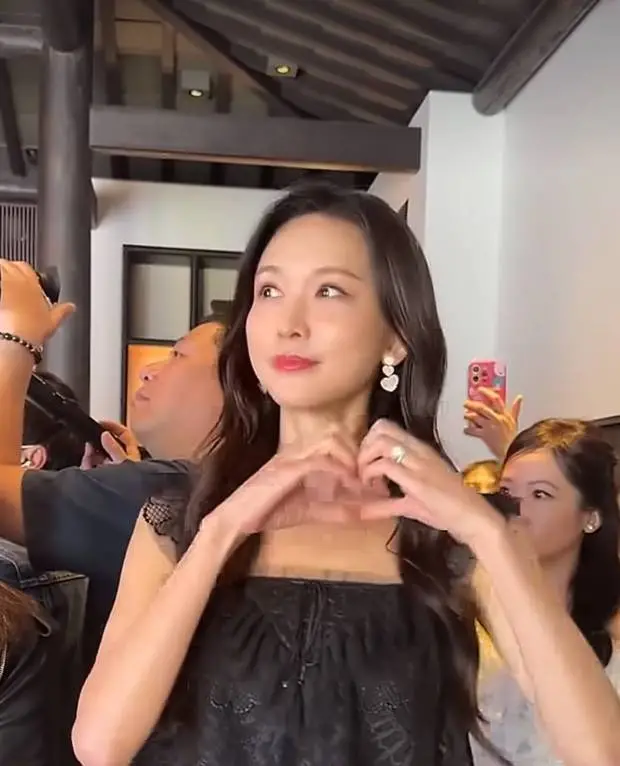 林志玲比心眉眼弯弯。