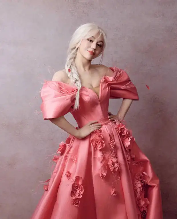 搜狐娱乐讯 近日，王琳晒出自己穿粉色长裙的美照，一头银发太抢镜，有点&ldquo;冰雪女王&rdquo;的既视感。