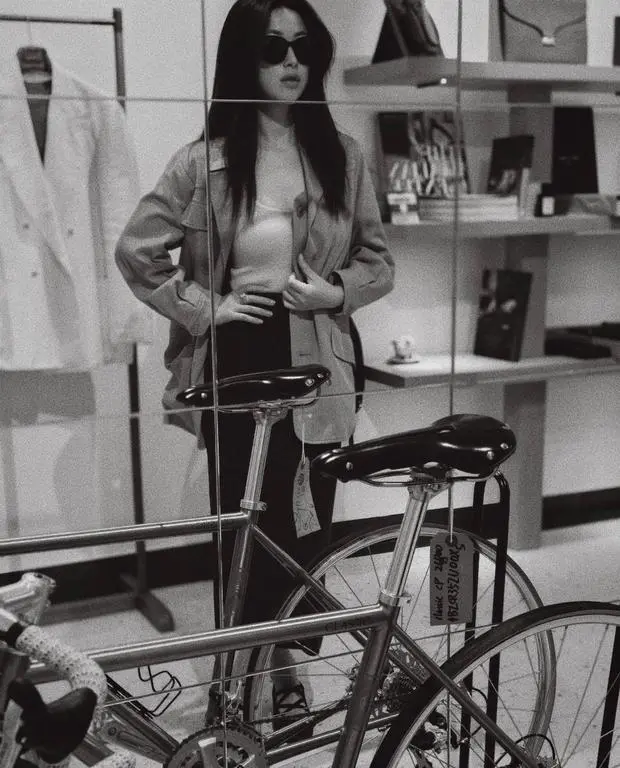 朱珠穿搭简约又带着复古酷感。