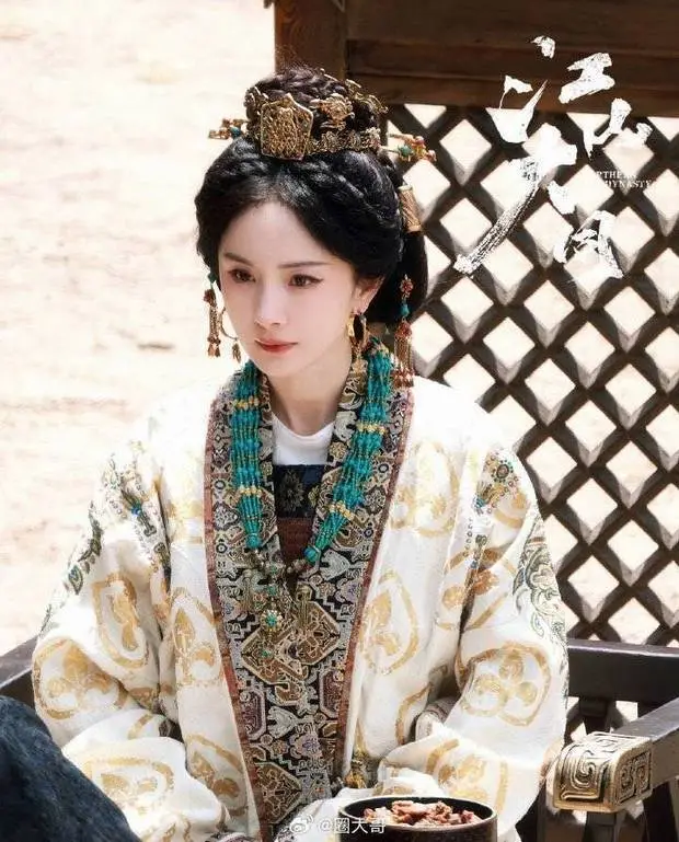 杨幂肌肤白皙。