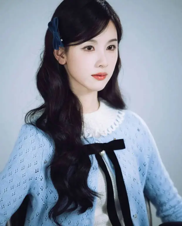 搜狐娱乐讯 近日，陈都灵一组定妆照释出。图中，她穿蓝针织开衫，清甜软萌，少女感十足。