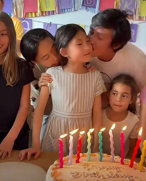 陈冠希秦舒培亲吻女儿，一家三口超有爱。