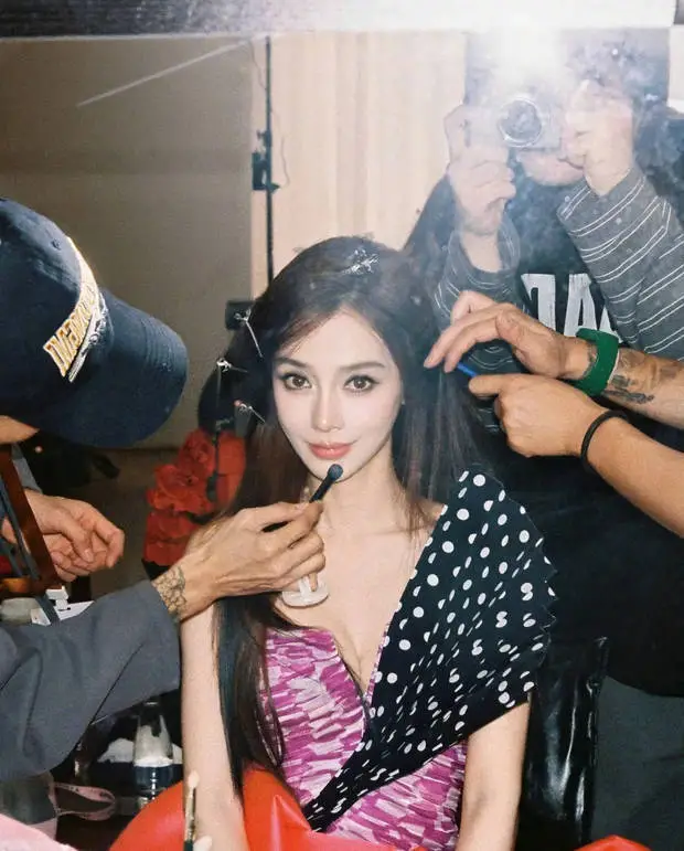 杨颖端坐补妆,温柔又灵动。