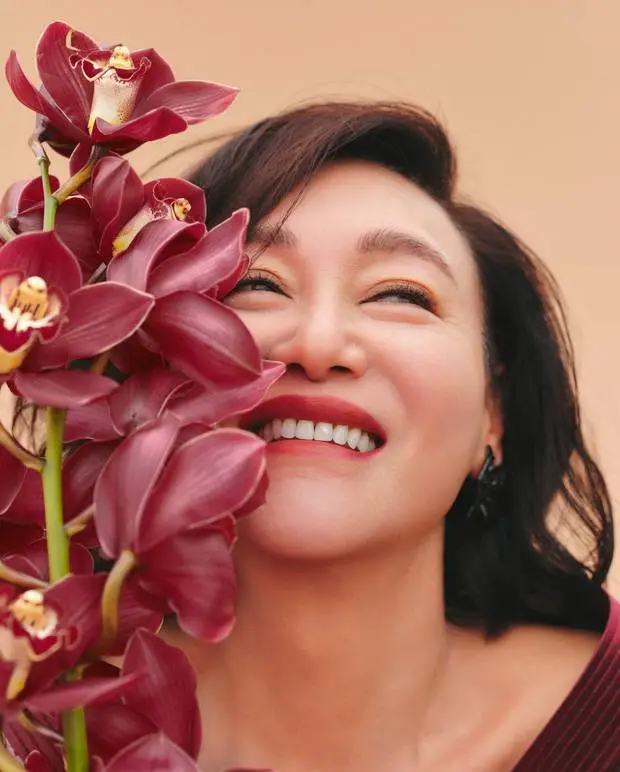 惠英红笑容灿烂。