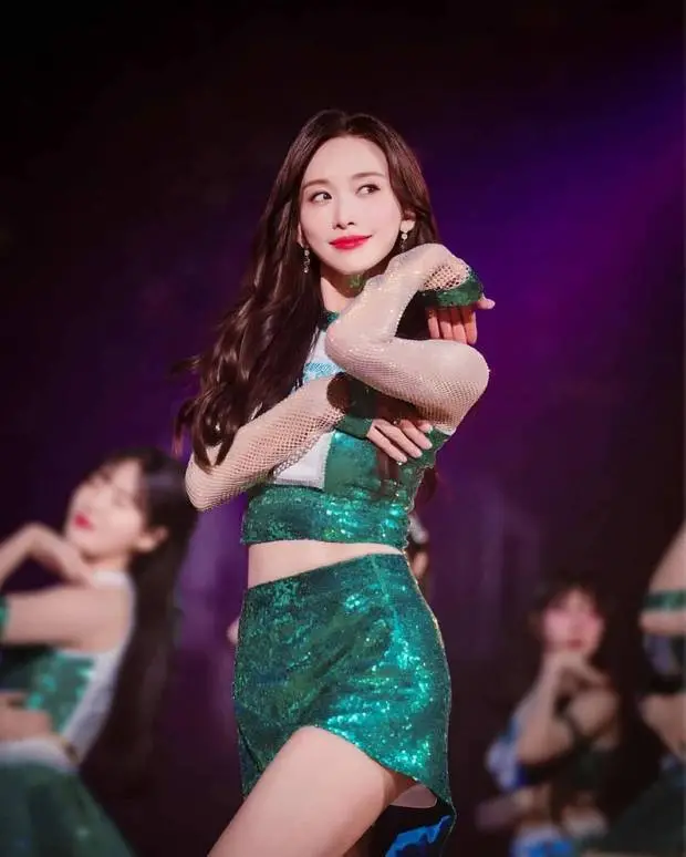 林志玲身材苗条,曲线迷人。