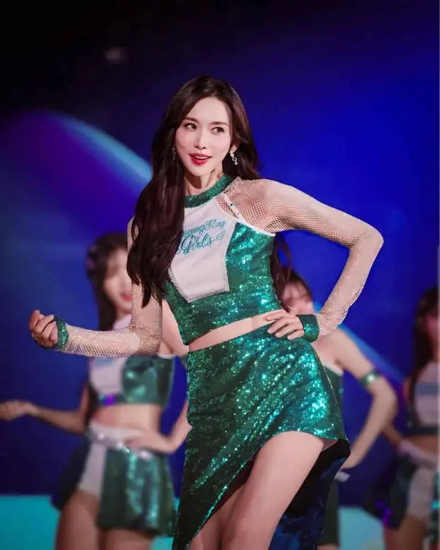 搜狐娱乐讯 27日,51岁林志玲现身篮球场穿啦啦队服跳女团舞,身材纤瘦有型,表情妩媚迷人,状态似花季少女!