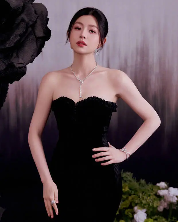 陈妍希黑色抹胸裙贴合身形，巨型黑玫瑰作衬。
