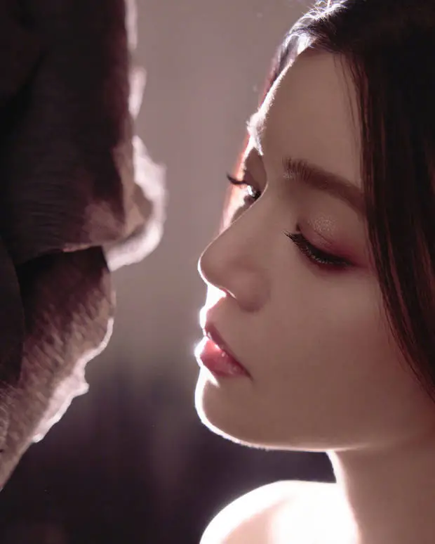 陈妍希近景特写，唇形柔和，神态慵懒舒展。