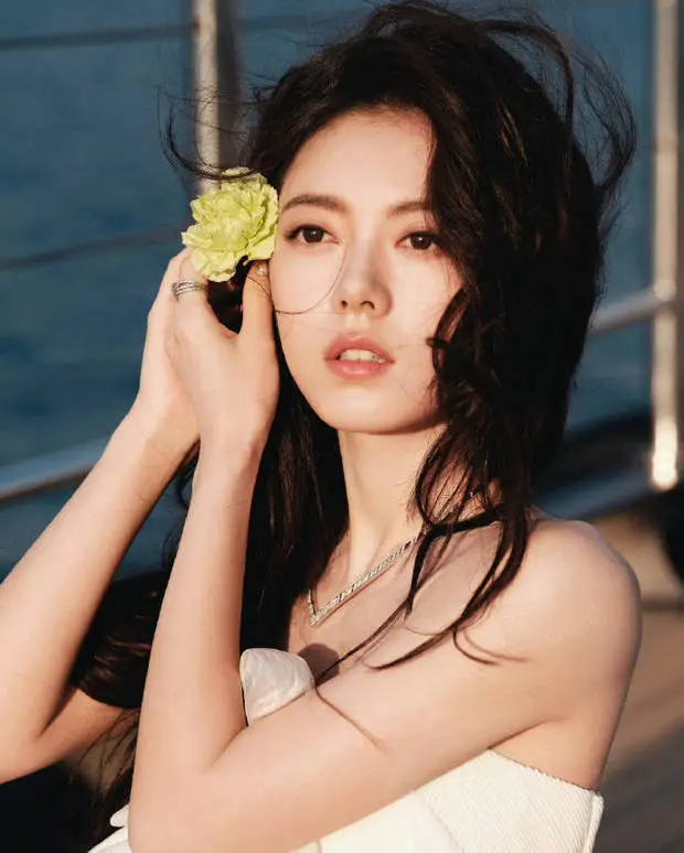 在鬓边戴花的赵今麦。