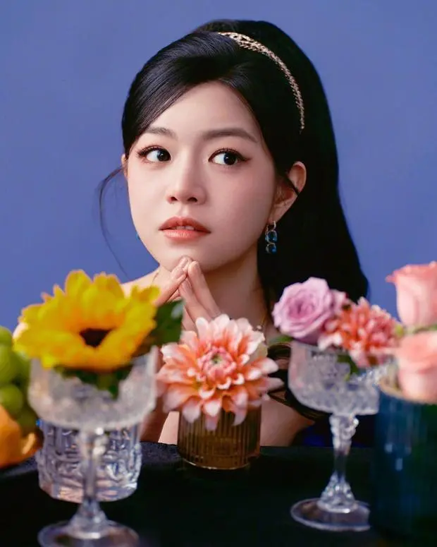 陈妍希的眼神灵动，元气满满。