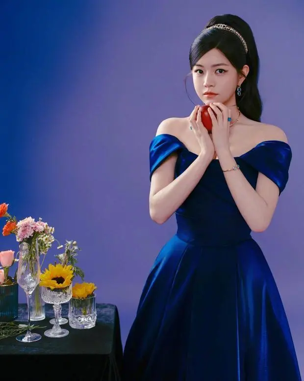 陈妍希穿深蓝色礼裙气质佳！