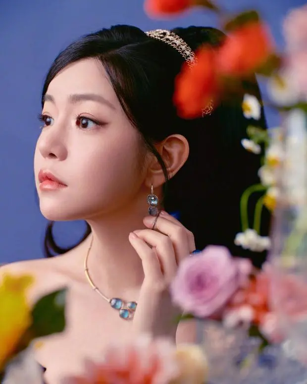 陈妍希侧颜精致，脸蛋红润白嫩，保养有方。