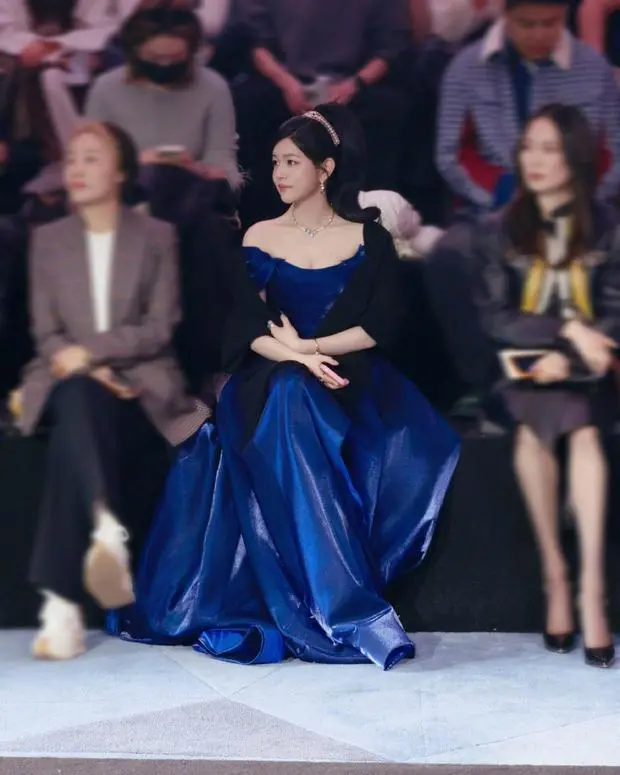 陈妍希打扮靓丽，在人群中十分惹眼。