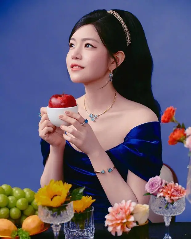 陈妍希绽放温柔笑容，魅力十足。