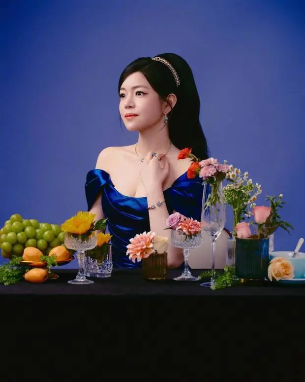 搜狐娱乐讯 18日，陈妍希在社交平台上晒出一组写真美照，她穿着深蓝色礼裙大方秀好身材，与繁花同框合影宛若油画中的性感美人！