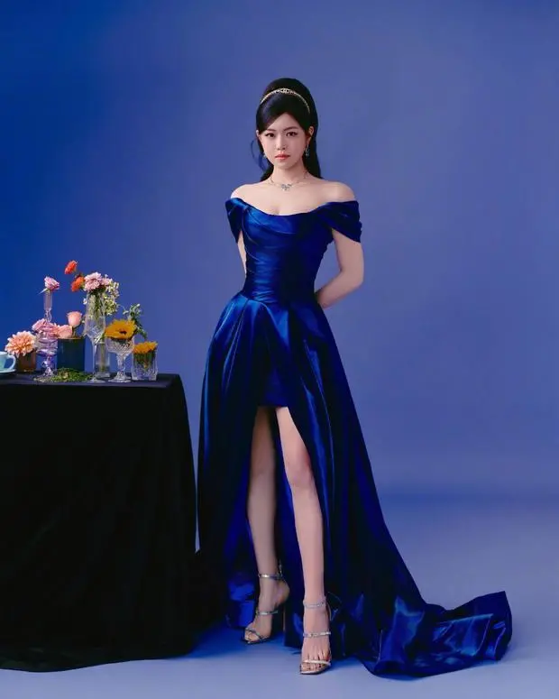 陈妍希大方秀好身材，一双白皙大长腿吸睛。