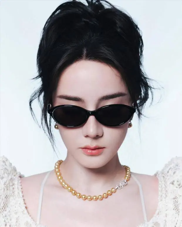 迪丽热巴冷脸造型又A又飒，气场全开。