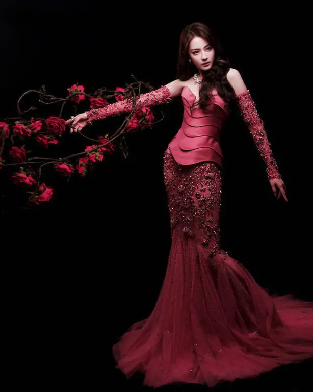 迪丽热巴荣获CMG年度推荐电视剧女演员大奖 ！