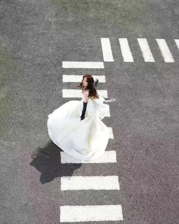 搜狐娱乐讯 近日，毛晓彤一组大片曝光。她穿白纱裙搭配黑手套，时而举蛋糕时而转裙摆，甜酷反差感十足。