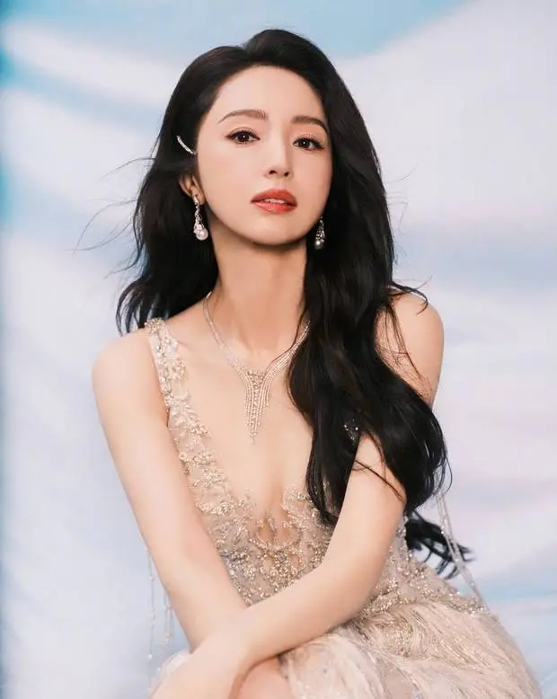 董璇眼神凌厉,气场十足。