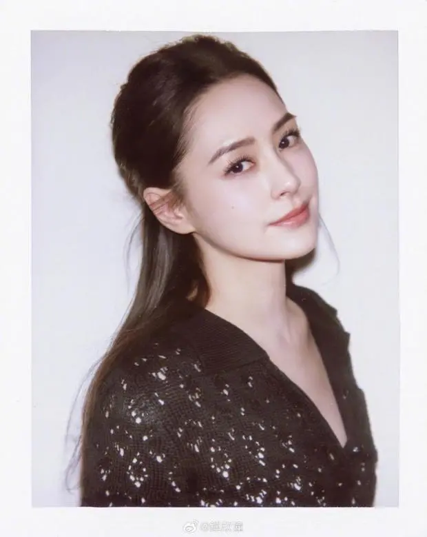 阿娇侧颜线条精致如画。