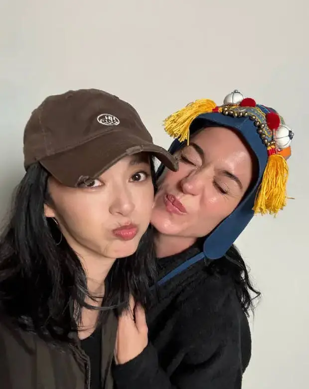 搜狐娱乐讯 姚晨晒出与水果姐Katy Perry的同框照，赠予对方虎头帽，二人巴黎温馨互动，画面鲜活治愈。