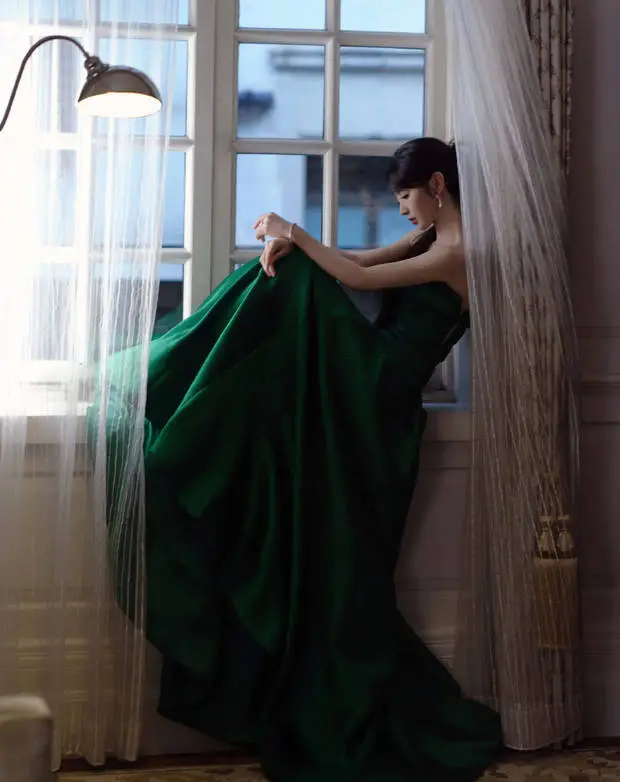 田曦薇倚靠在床边。