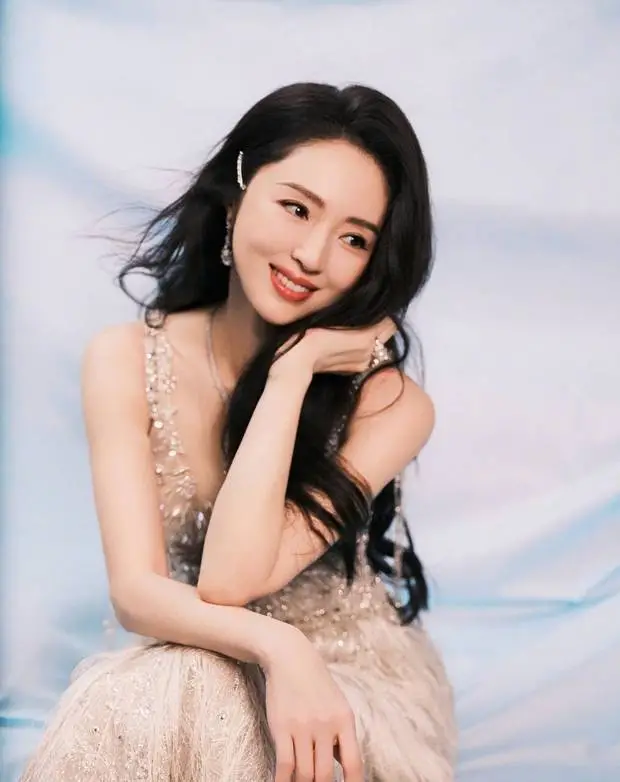 董璇笑容明媚,五官精致。